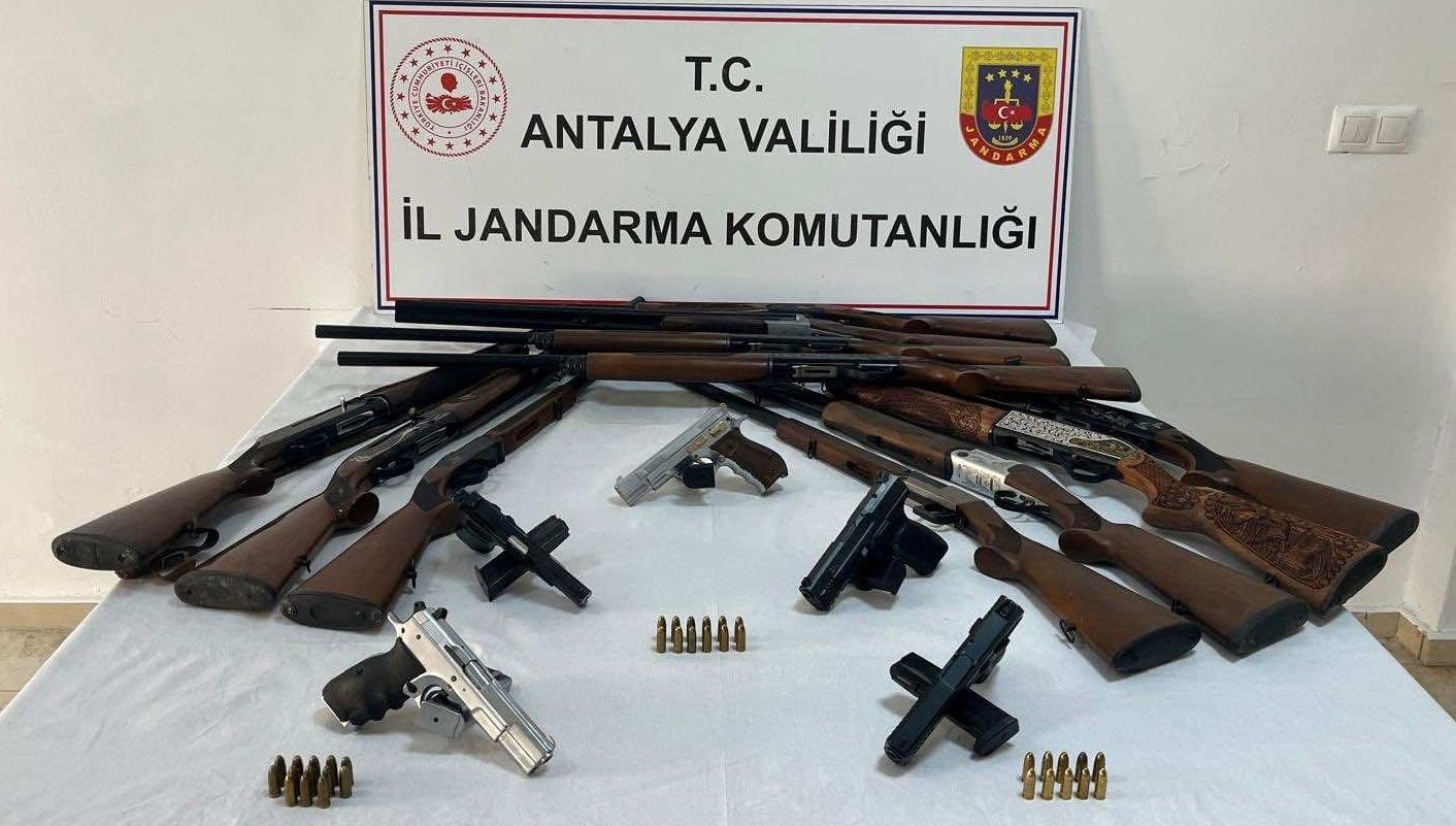 Antalya'da Silah Kaçakçılarına Darbe: 8 Şüpheli Yakalandı 71 antalyada ruhsatsiz silah operasyonu 8 gozalti Xggr1gZA
