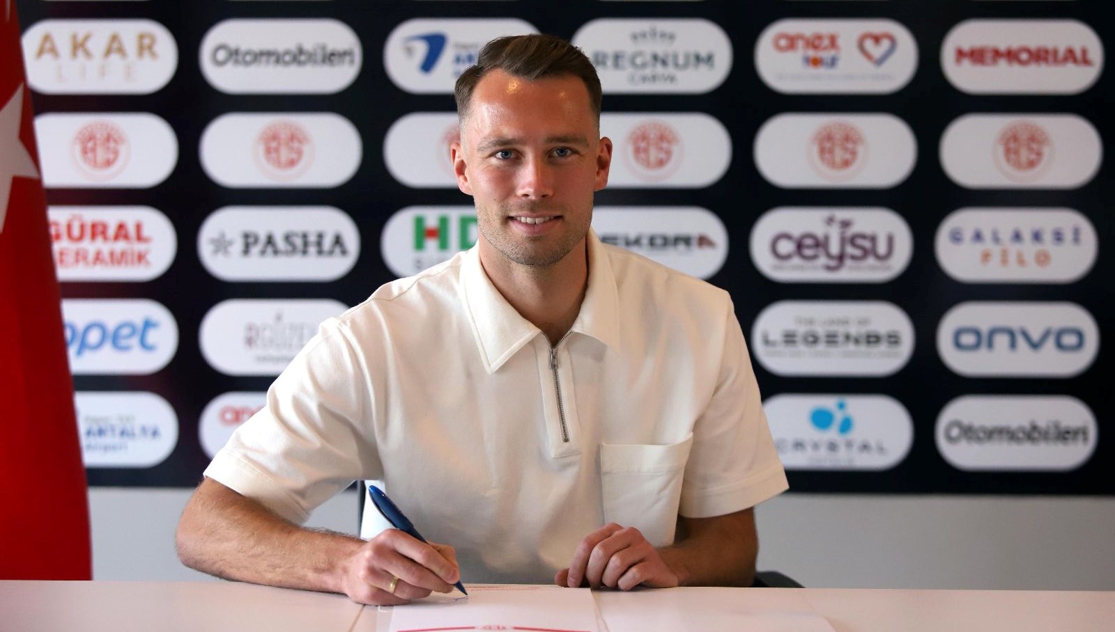 antalyaspor van de streekin kontratini uzatti TrmV5q67