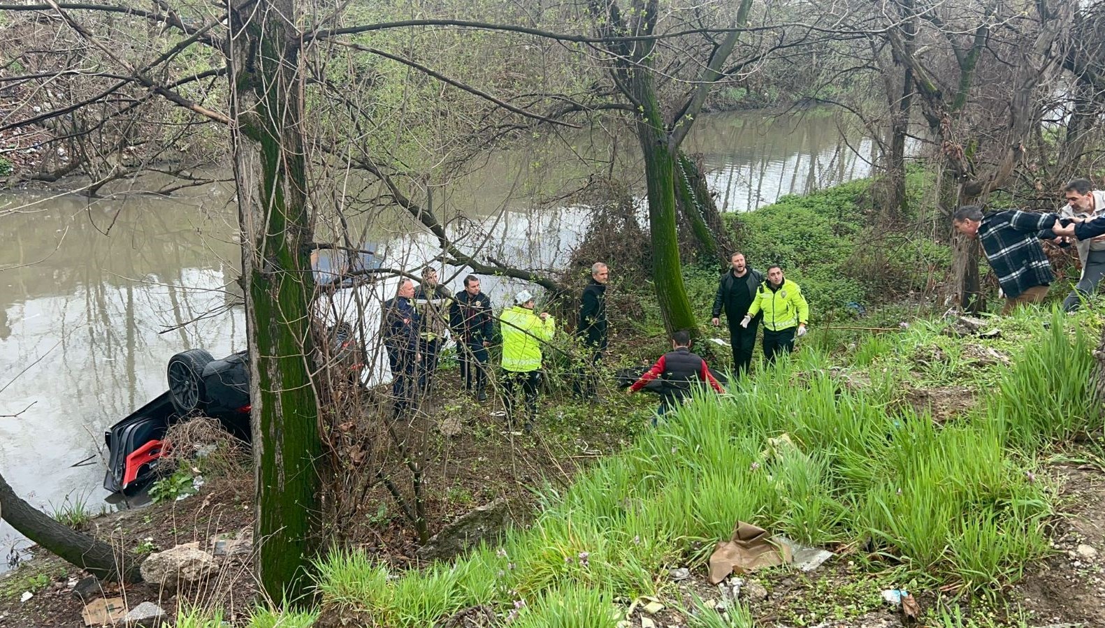 araba dereye dustu soforu hayatini kaybetti ac5223bS