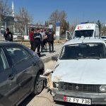 araba park halindeki araca carpti 1 yarali yhLlzv9L