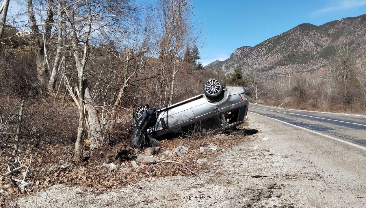 Araba Taklası, Hayatları Alt Üst Etti: 6 Kişi Yaralandı 71 araba takla atip aykiri dondu 6 yarali VW8bLqhb