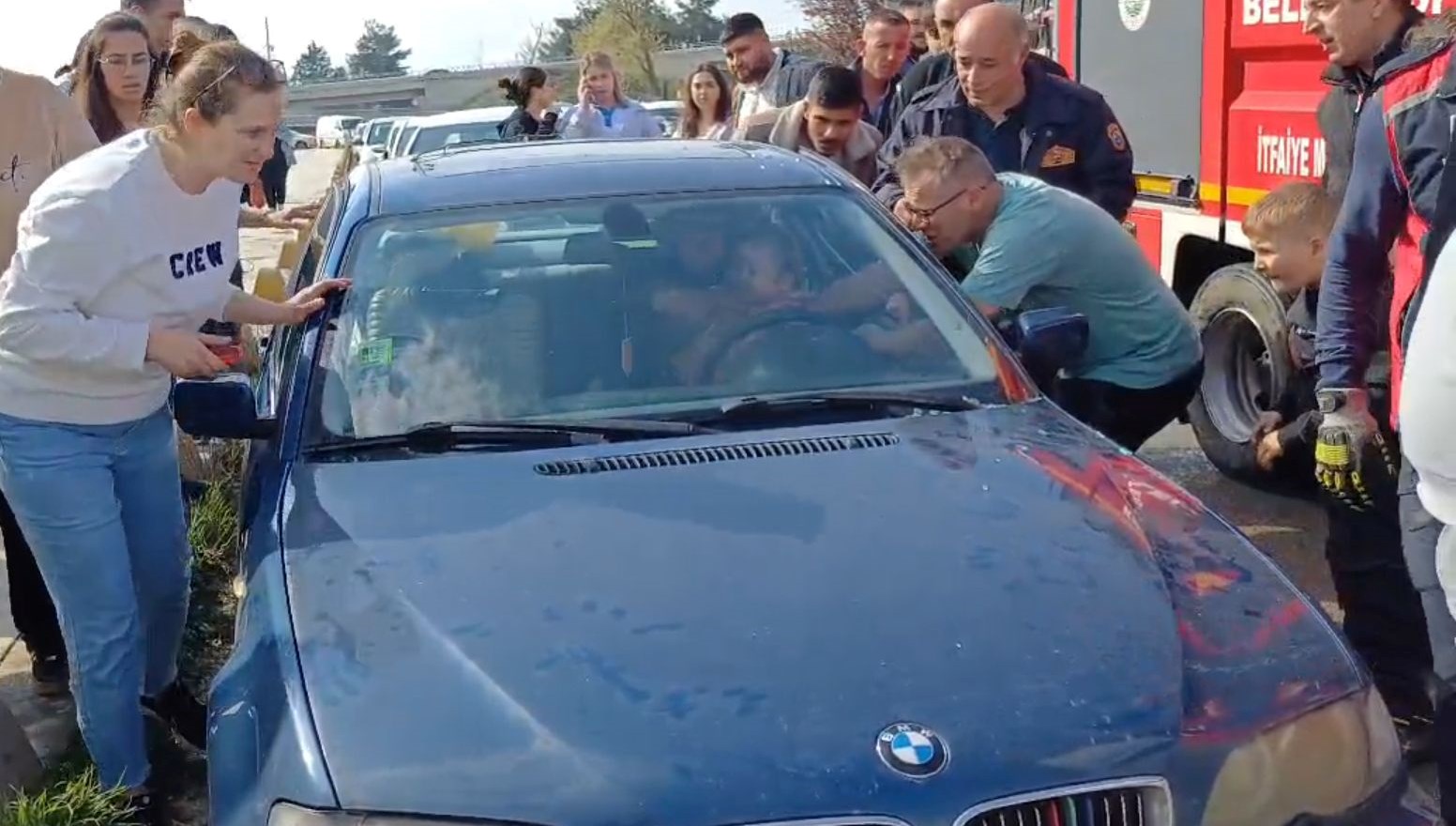 arabada mahsur kalan cocugu itfaiye kurtardi HXZWHqq3