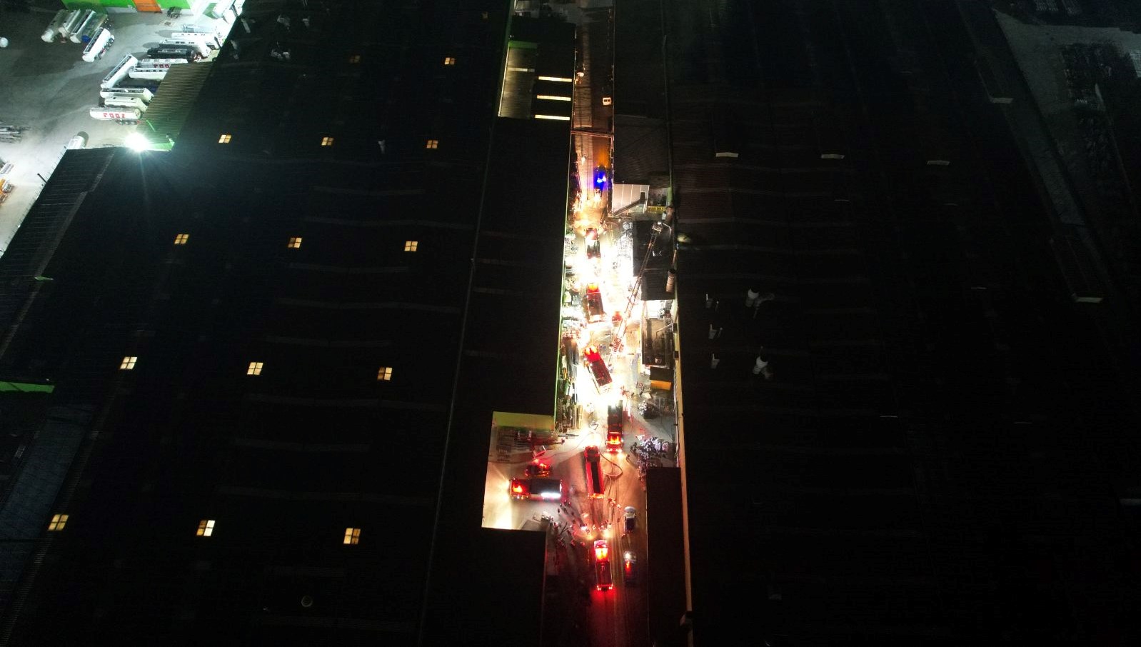 arifiyede treyler fabrikasinda cikan yangin