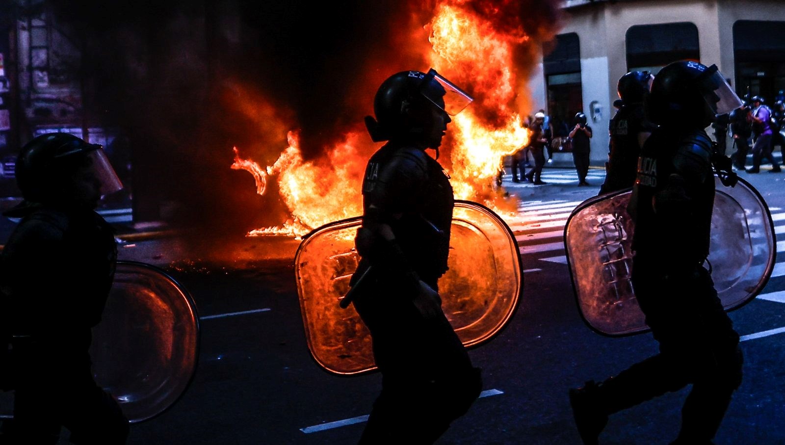Arjantin'de Skandal Yaratan Dönüş: Futbolun Holiganları Hükümeti Deviriyor mu? 71 arjantinde hukumet tersi protesto futbol taraftarlari damga vurdu NkIKjwHW