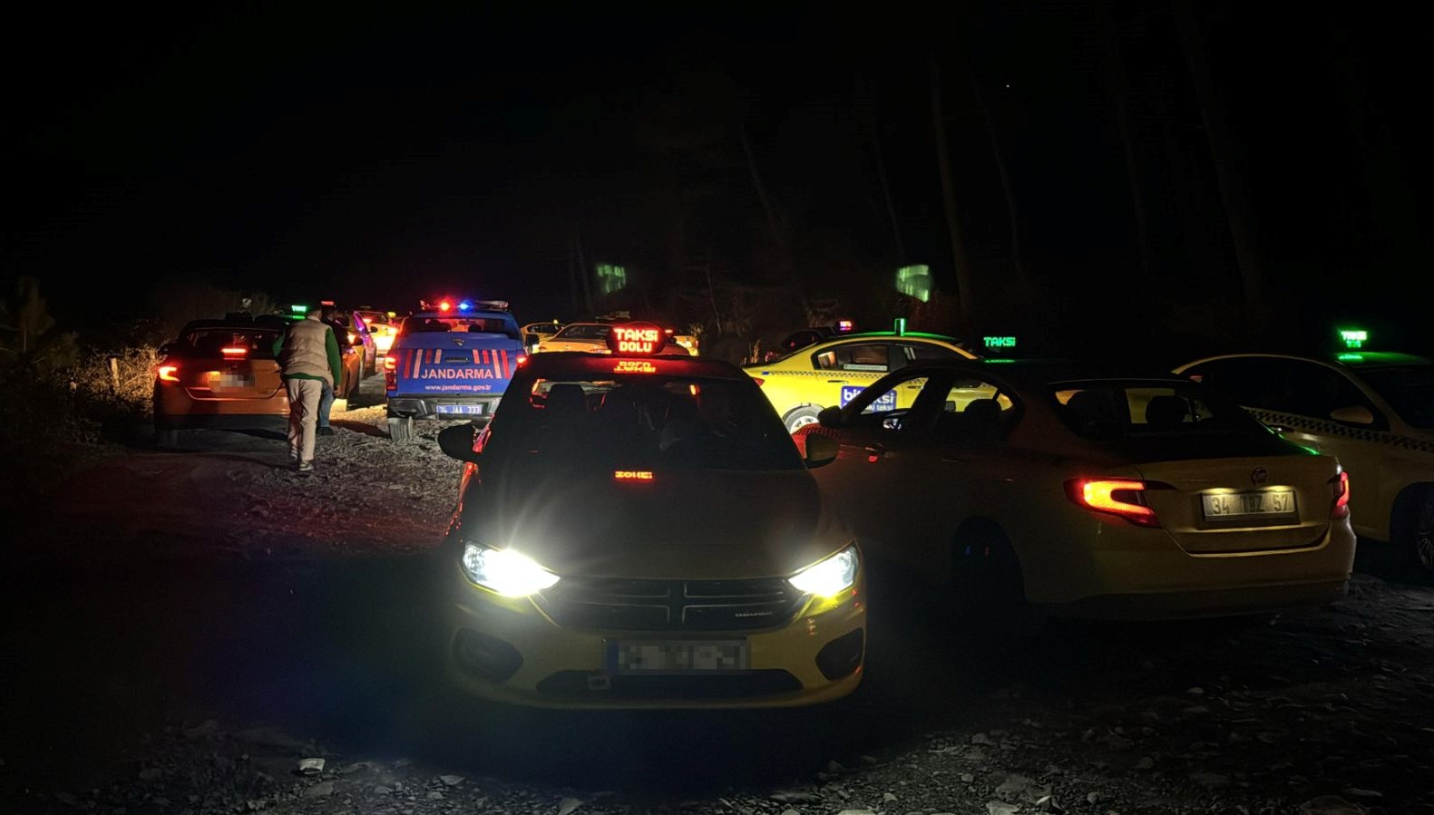 arnavutkoyde dehset taksiciyi evvel dovduler sonra gasbettiler QALRKiSf