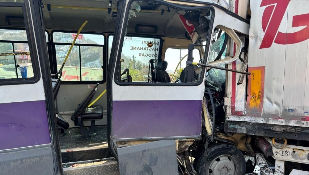 Artvin'de Faciayla Burun Buruna: Minibüs ve TIR'ın Korkunç Çarpışmasında 12 Yaralı 71 artvinde minibus tira carpti 2si agir 12 yarali YZB2VO2O