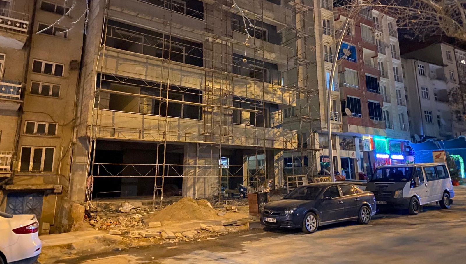 asansor bosluguna dusen adam hayatini kaybetti sUj1AA8G