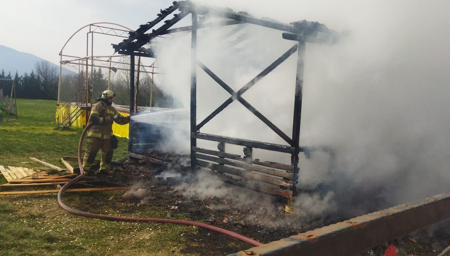 at binicilik kafesinde yangin itfaiye takimlari sondurdu iKLNSd6a