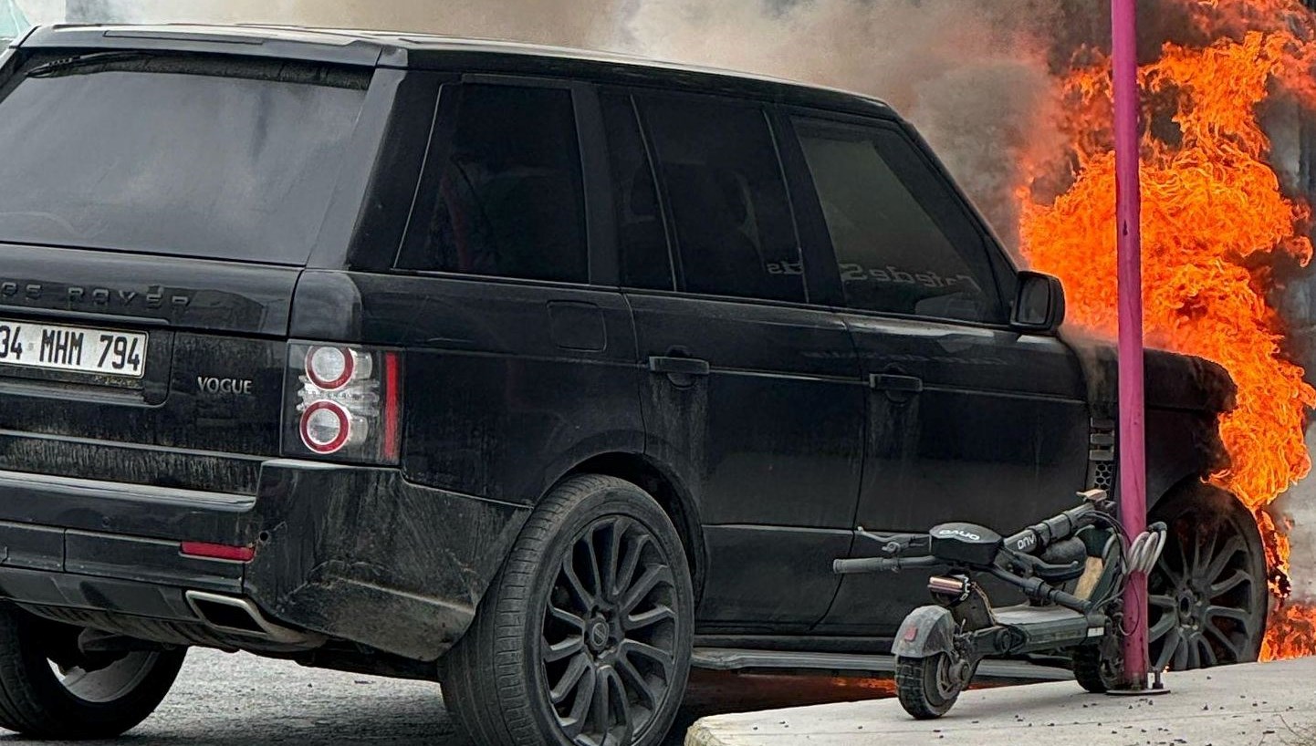 Ataşehir'de Alevler İçinde Bir Cip: Park Halinde Dehşet 69 atasehirde park halindeki cipte yangin 6bFrbeL7