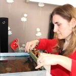 atik derileri ebru sanatiyla birlestiriyor el emegiyle taki ve canta uzere esyalara donusturuyor 5VpBOAOK