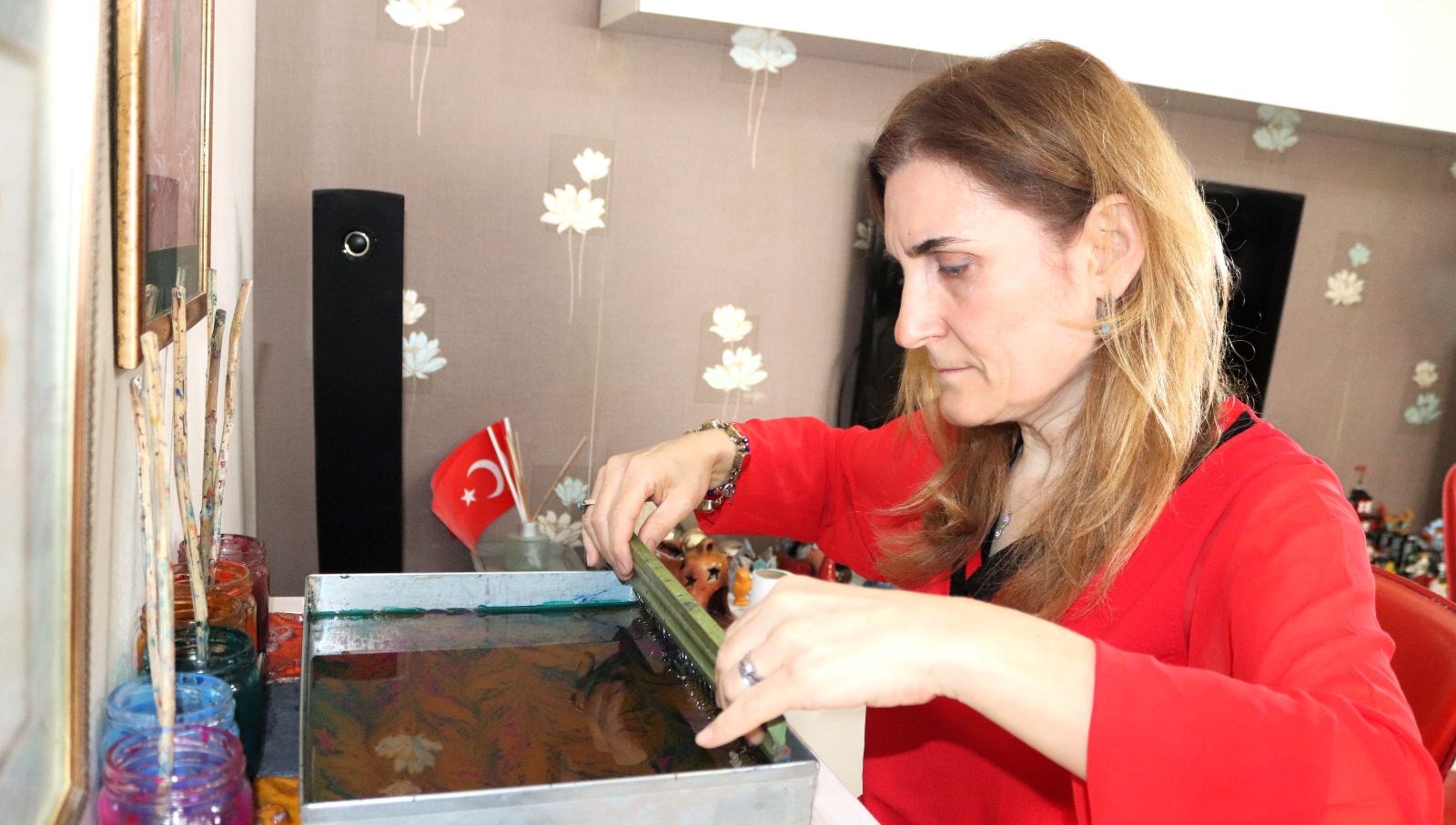 Ebru Sanatıyla Dönüşen Atık Deriler: Takı ve Çantalarda Yeni Bir Sanat Doğuyor 71 atik derileri ebru sanatiyla birlestiriyor el emegiyle taki ve canta uzere esyalara donusturuyor 5VpBOAOK
