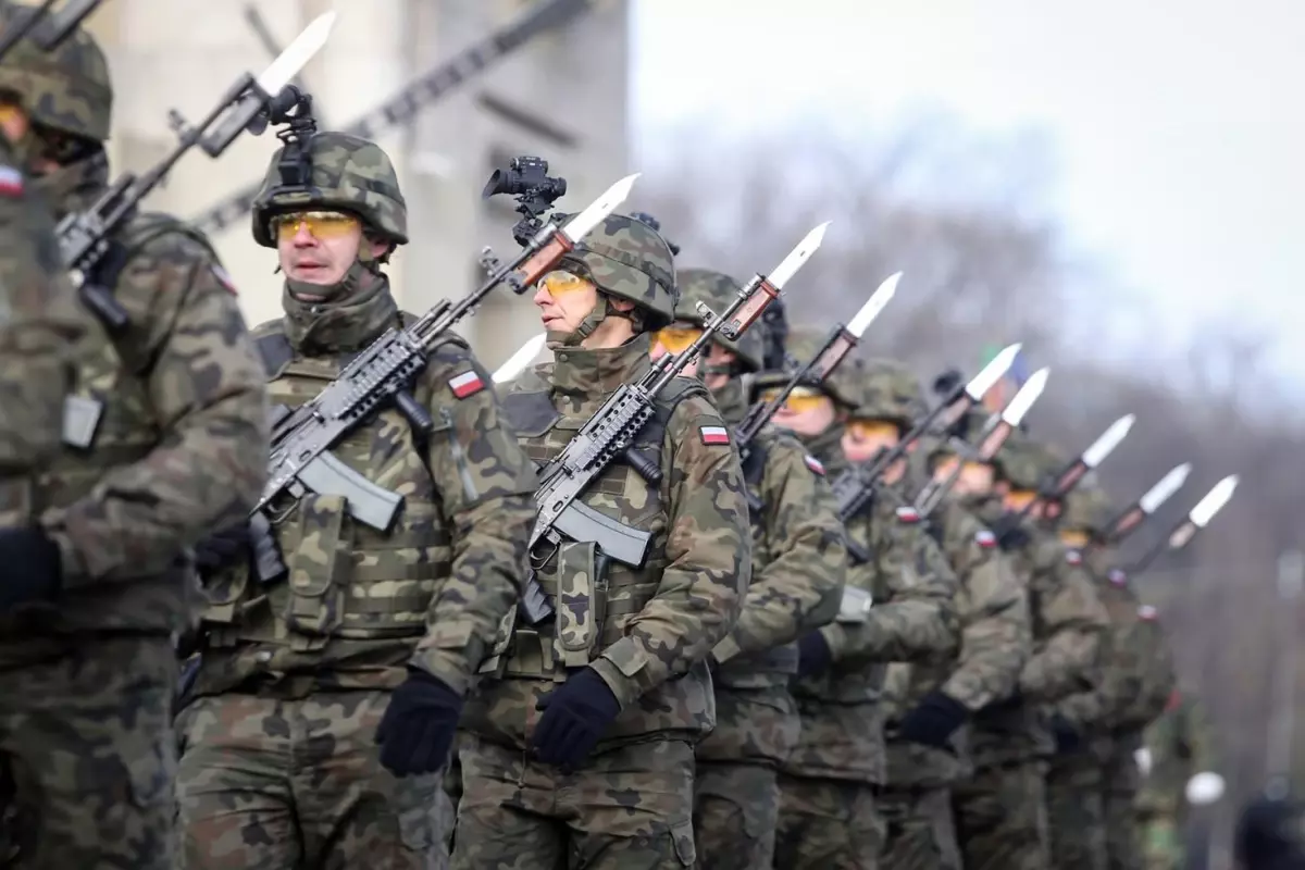 avrupa alarma gecti birinci atilim polonyadan geldi tum erkekler askere alinacak ZVWbVV2L