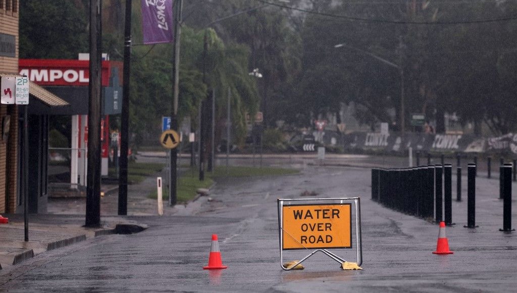 Avustralya'da Işıklar Söndü: Kasırga, Ülkeyi Karanlığa Sürükledi 69 avustralya karanliga gomuldu kasirga geldi elektrikler kesildi rXMaR5q5