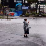 avustralyayi kasirga vurdu kanallar kopek baliklariyla doldu P7A1e5Si