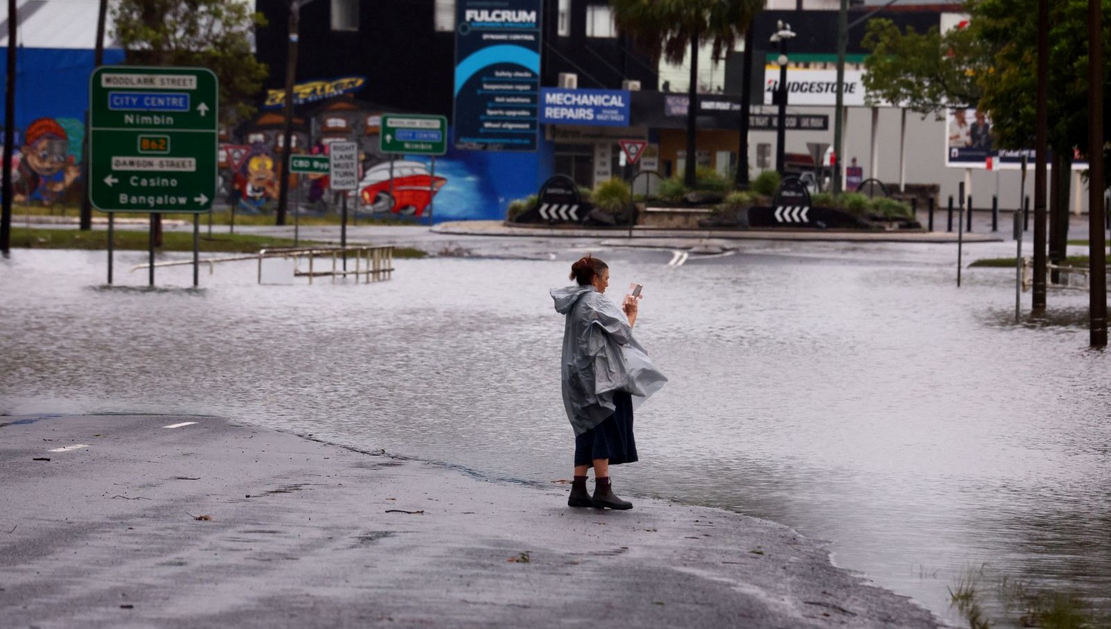 avustralyayi kasirga vurdu kanallar kopek baliklariyla doldu P7A1e5Si