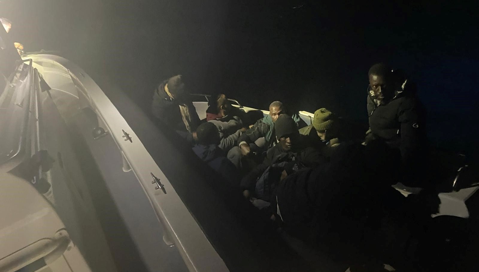 Ayvalık'tan Umutsuz Bir Yolculuk Daha: 28 Göçmen Kurtarıldı 71 ayvalik aciklarinda 28 sistemsiz gocmen yakalandi KQBZ96DO