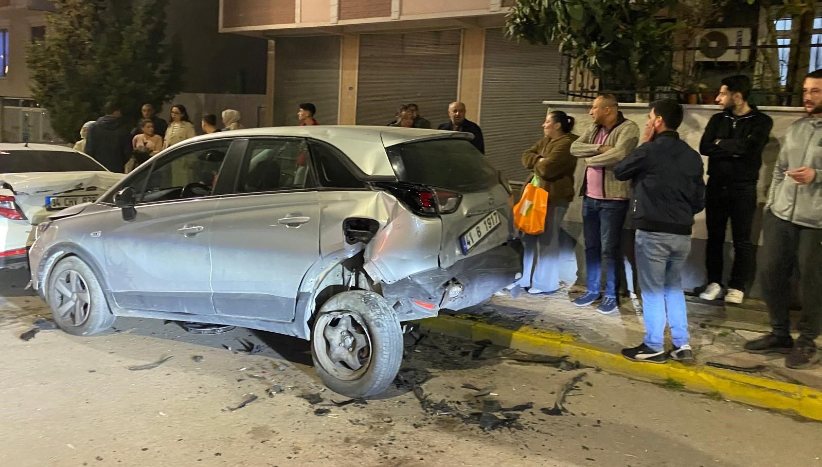 Babasına ait arabayla mahalleyi savaş alanına çevirdi 71 babasinin otomobilini kacirdi mahalleyi savas alanina cevirdi Vuqwu8pf