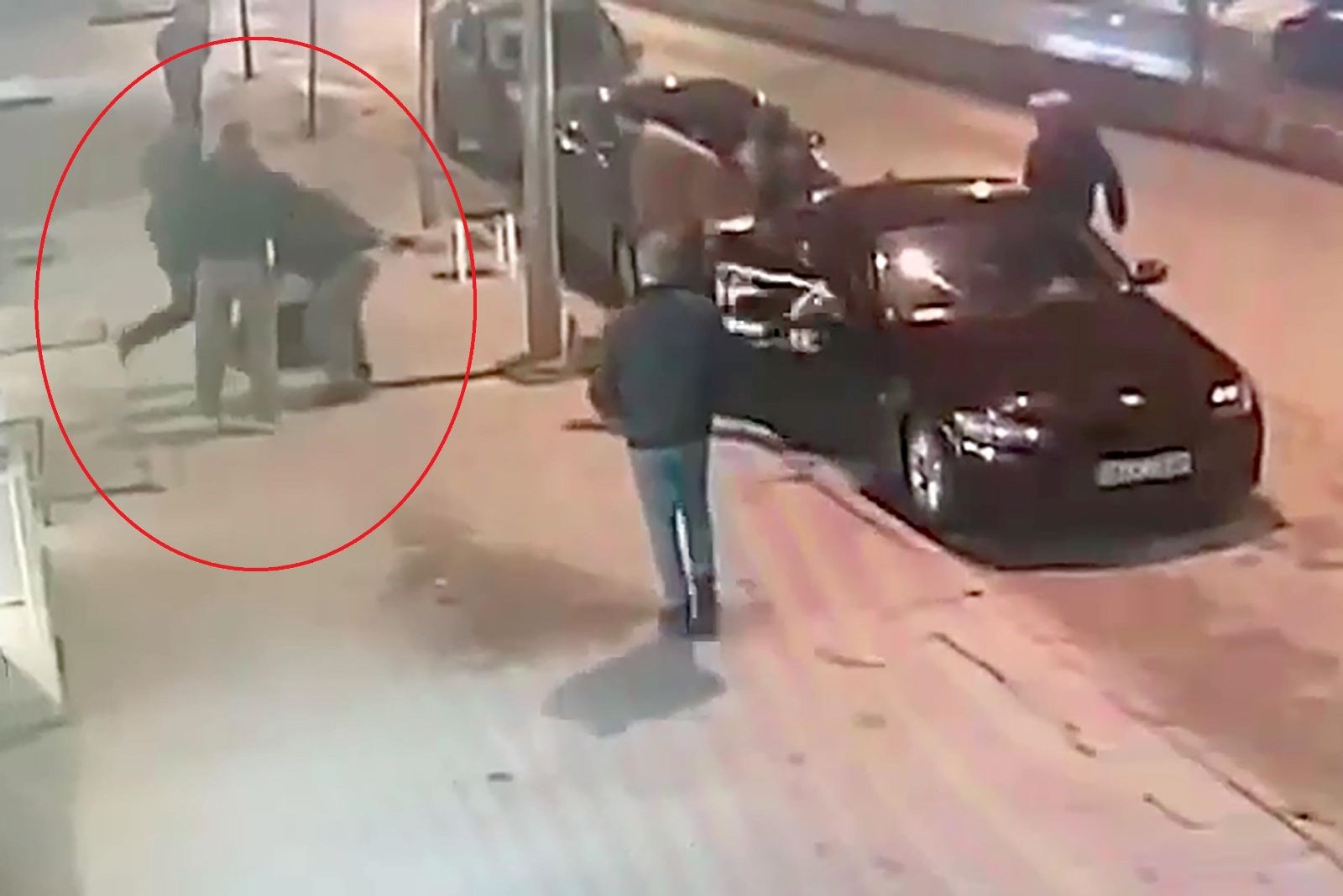 Bacak Kırıcı Otopark Vahşeti: Üçlü Saldırı Korku Saçtı 71 bacak kiran park yeri arbedesi uc kisi saldirdilar