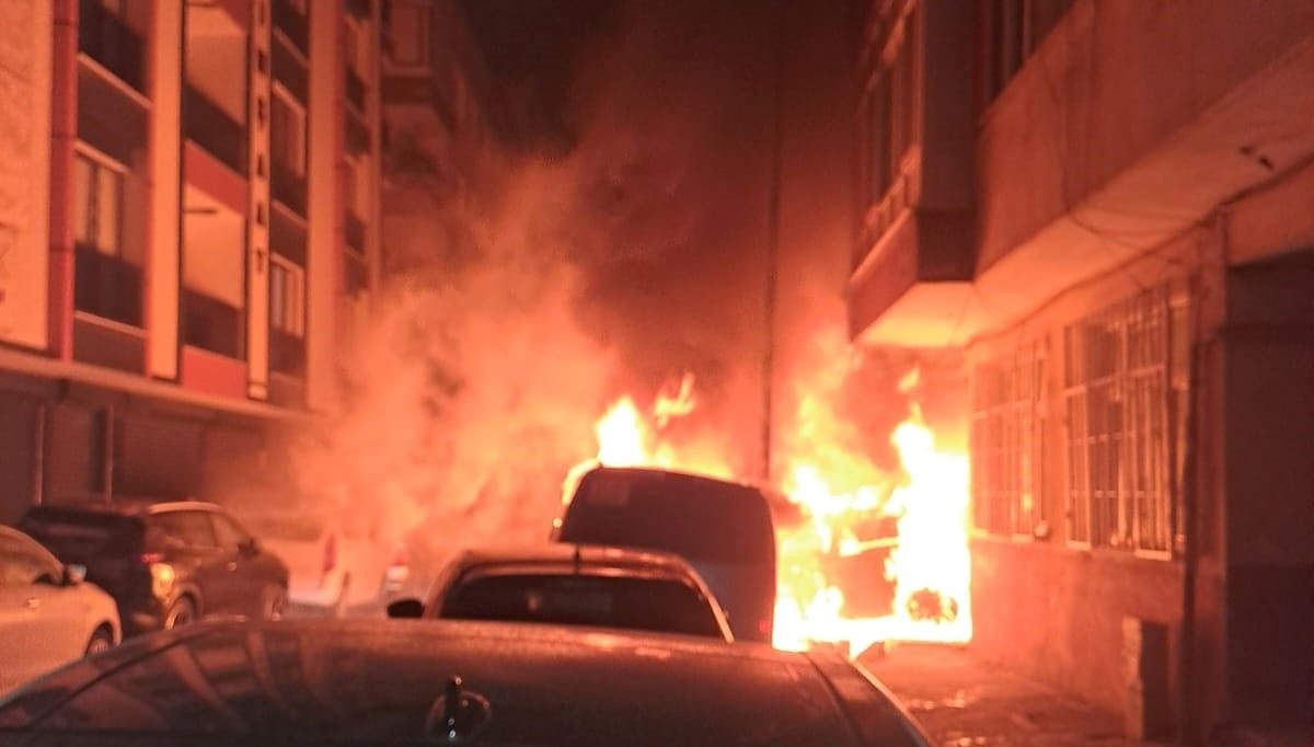 Bahçelievler'de Yangın Dehşeti: Beş Araçtan Alevler Yükseldi 71 bahcelievlerde bes arac alev topuna dondu DwA7vw4m