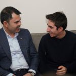 bakan kurum depremde ailesinden 4 kisiyi kaybeden omeri ziyaret etti dTIYyC14