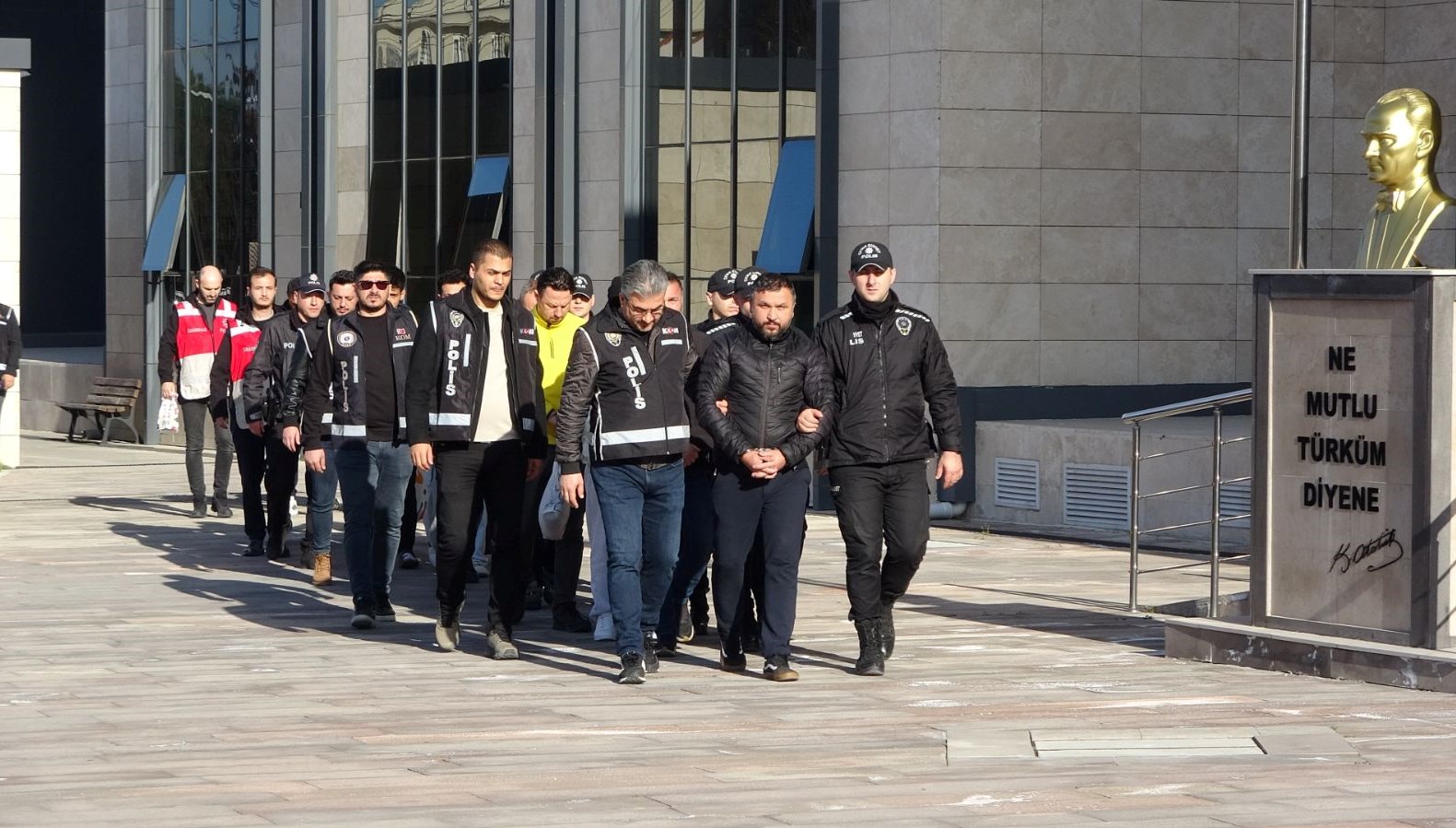 Balyoz Davası Sanıkları Serbest Bırakıldı: Adalet Tartışmaları Yeniden Alevlendi 71 balyozla hengameye karisan supheliler hur kaldi SSXnzL68