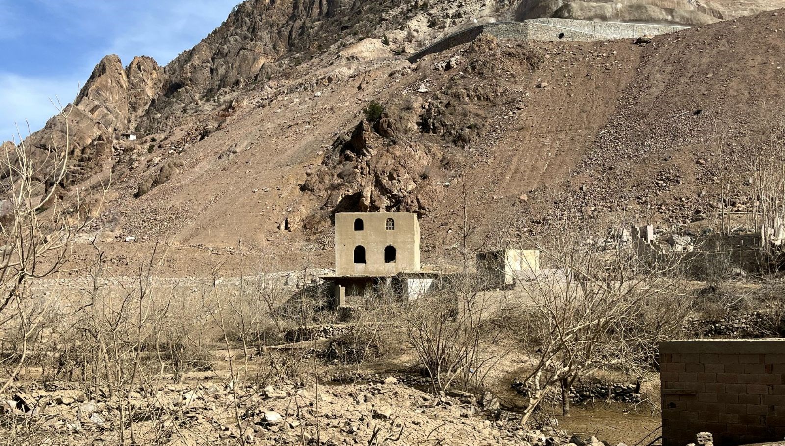 baraj sulari cekilince asirlik koy ortaya cikti gkqzDjAk