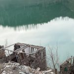 baraj suyu cekilince gun yuzune cikti bahce konut okul ve yollar WfuOmlC9