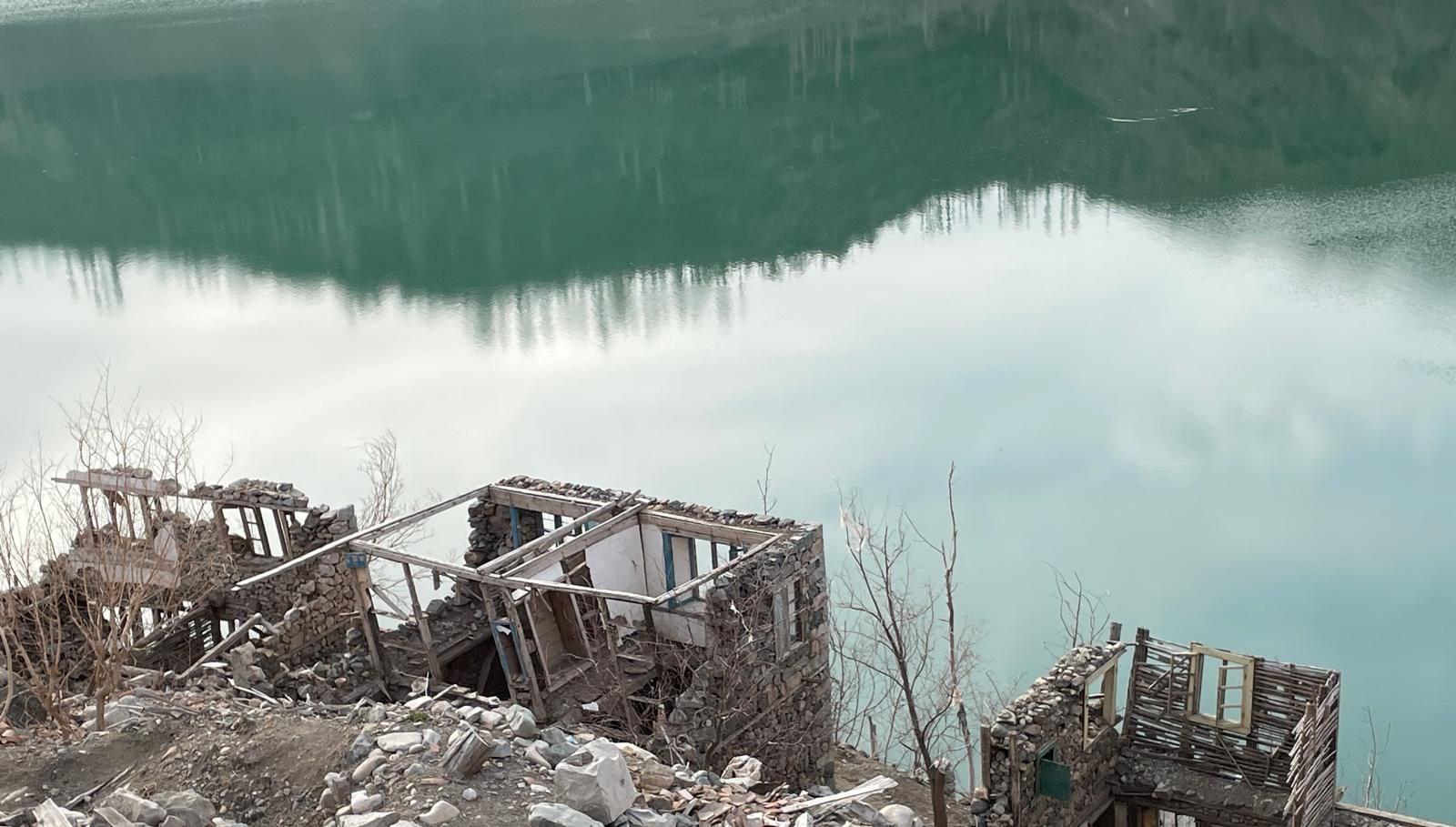 Baraj Gölünde Geçmişe Yolculuk: Sular Çekildi, Kayıp Dünya Gözler Önüne Serildi 71 baraj suyu cekilince gun yuzune cikti bahce konut okul ve yollar WfuOmlC9