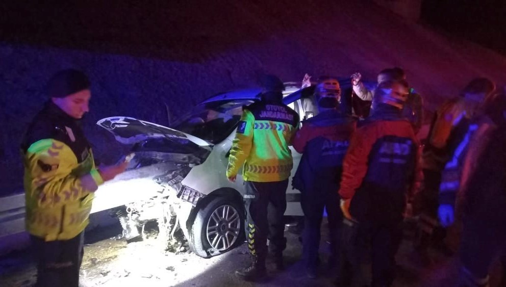 bariyer arabaya ok uzere saplandi 4 yarali dueC2WRl