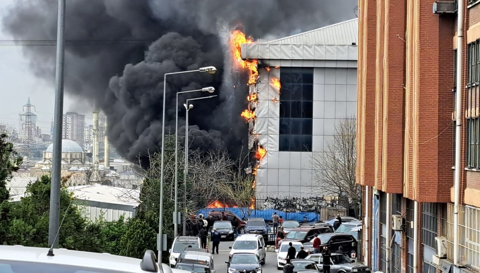 İstanbul Başakşehir Sanayi Sitesi'nde Alevler Yükseldi 71 basaksehirdesanayi sitesinde yangin jQlfgta3
