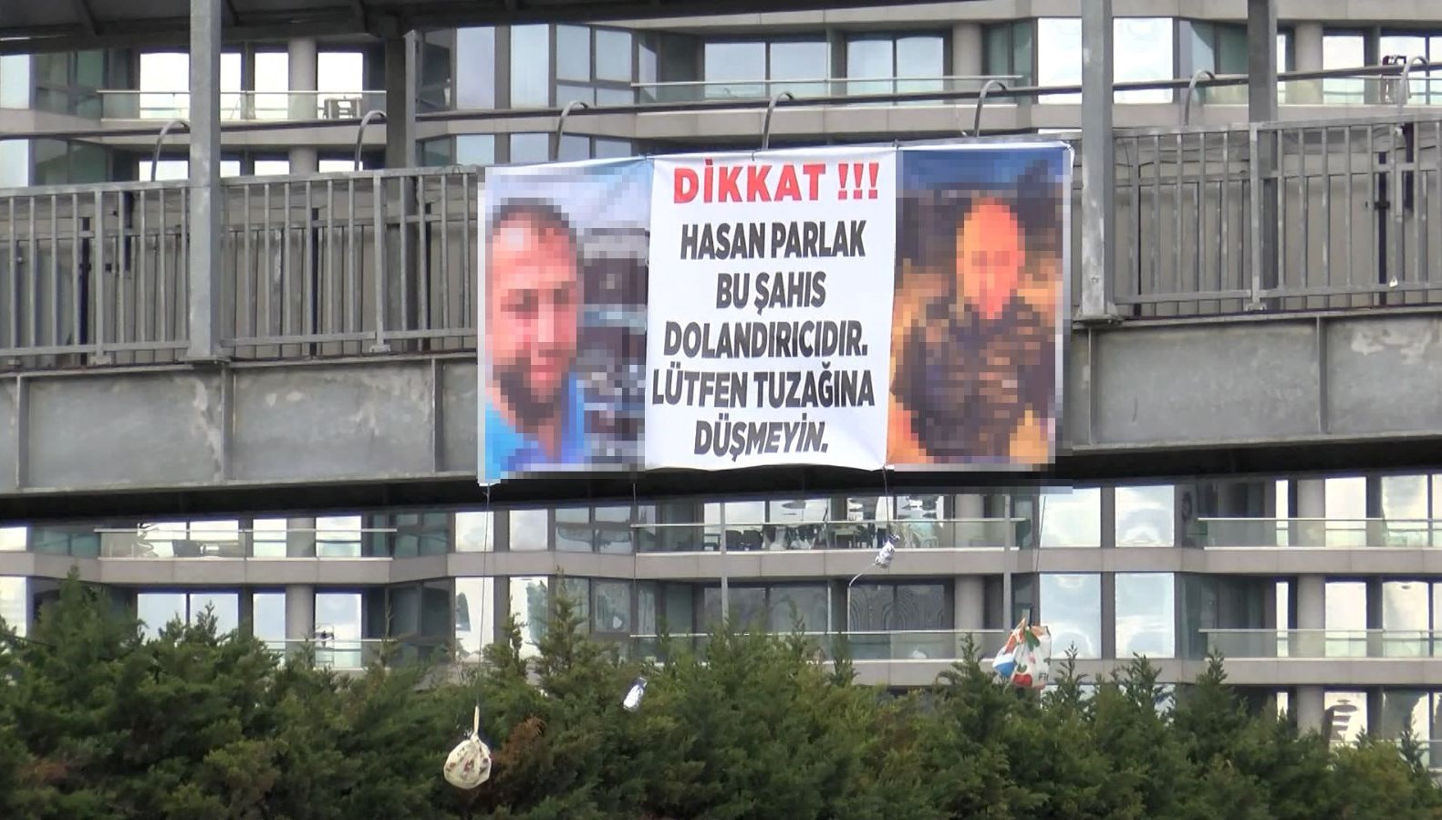 basin ekspres yolunda degisik pankart 7PtlYDRS