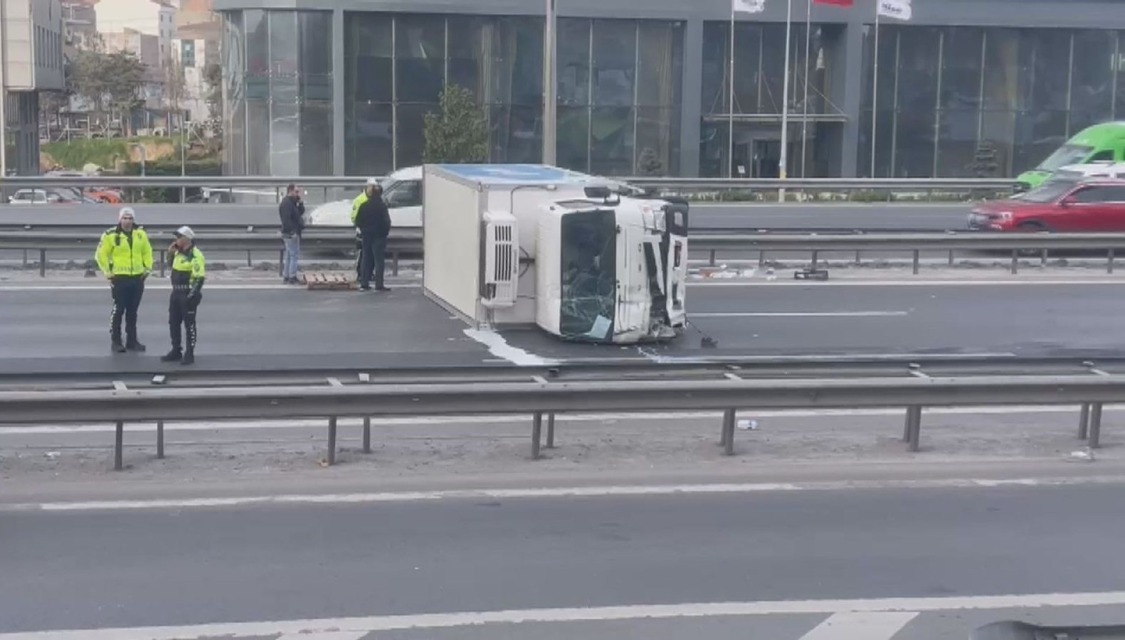 Basın Ekspres'te Kamyonet Kazası: Trafik Alarm Veriyor! 71 basin ekspress yolunda kamyonet devrildi 7qLhiJJC