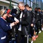 besiktasta teknik heyet ve futbolculardan misyonlu bayan iscilere 8 mart kutlamasi iuSkAk7y