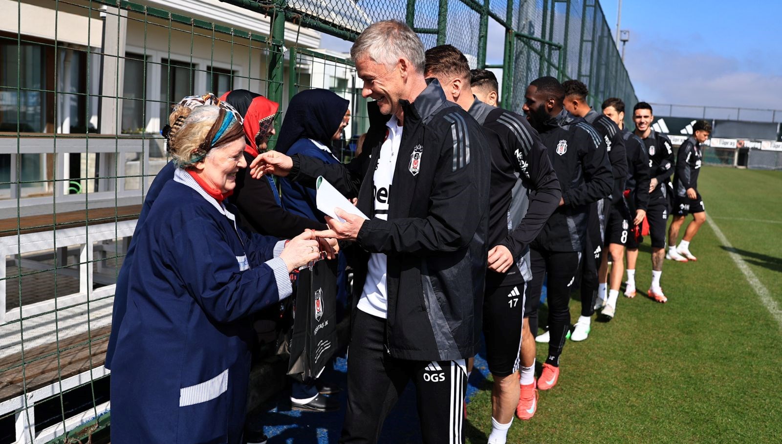 besiktasta teknik heyet ve futbolculardan misyonlu bayan iscilere 8 mart kutlamasi iuSkAk7y