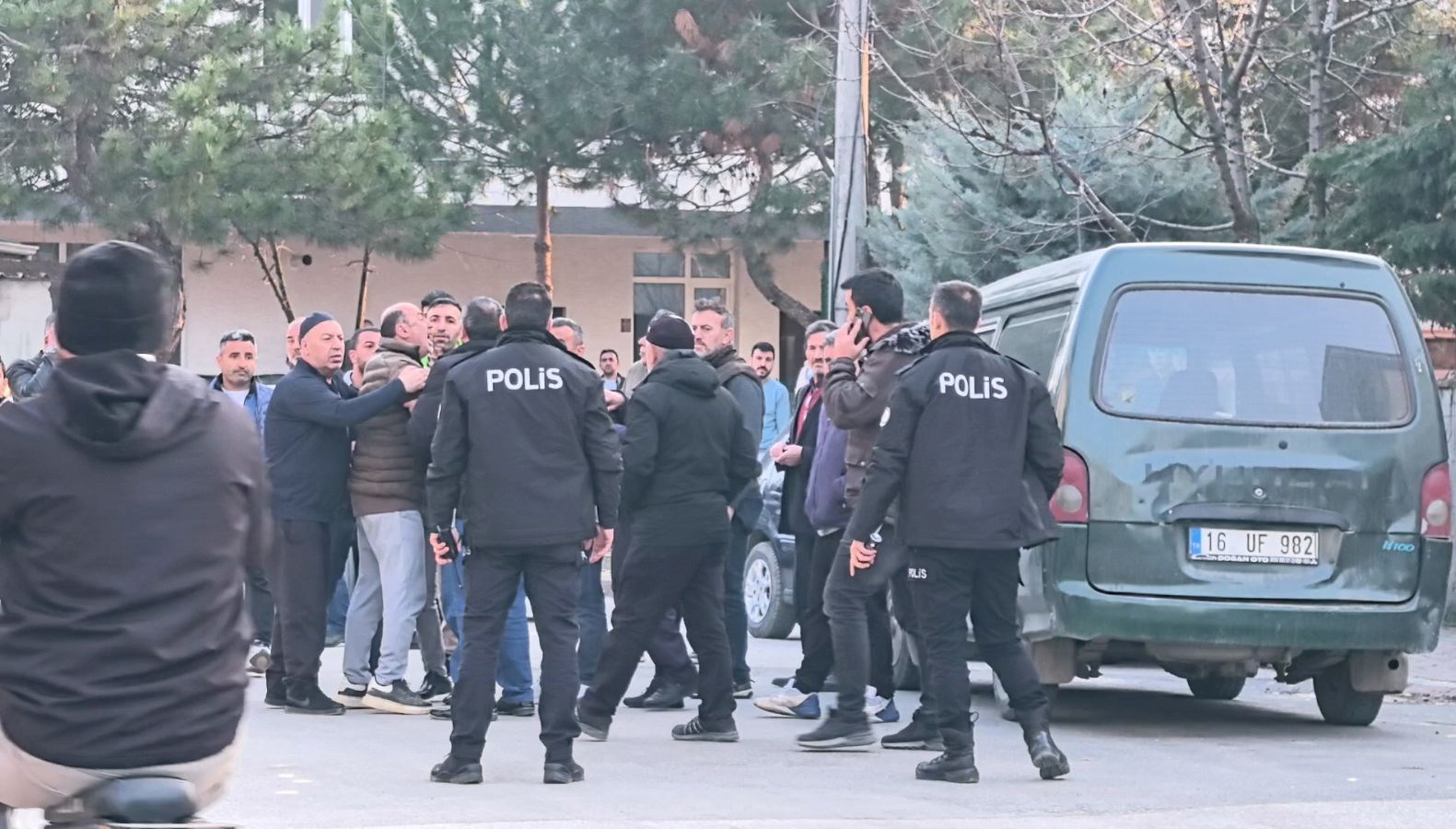 bicakli ve cekicli borc alacak hengamesi 3 yarali UfgTSTb3