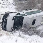 bingolde emekcileri tasiyan minibus devrildi 2si agir 9 yarali KOgkU3NM