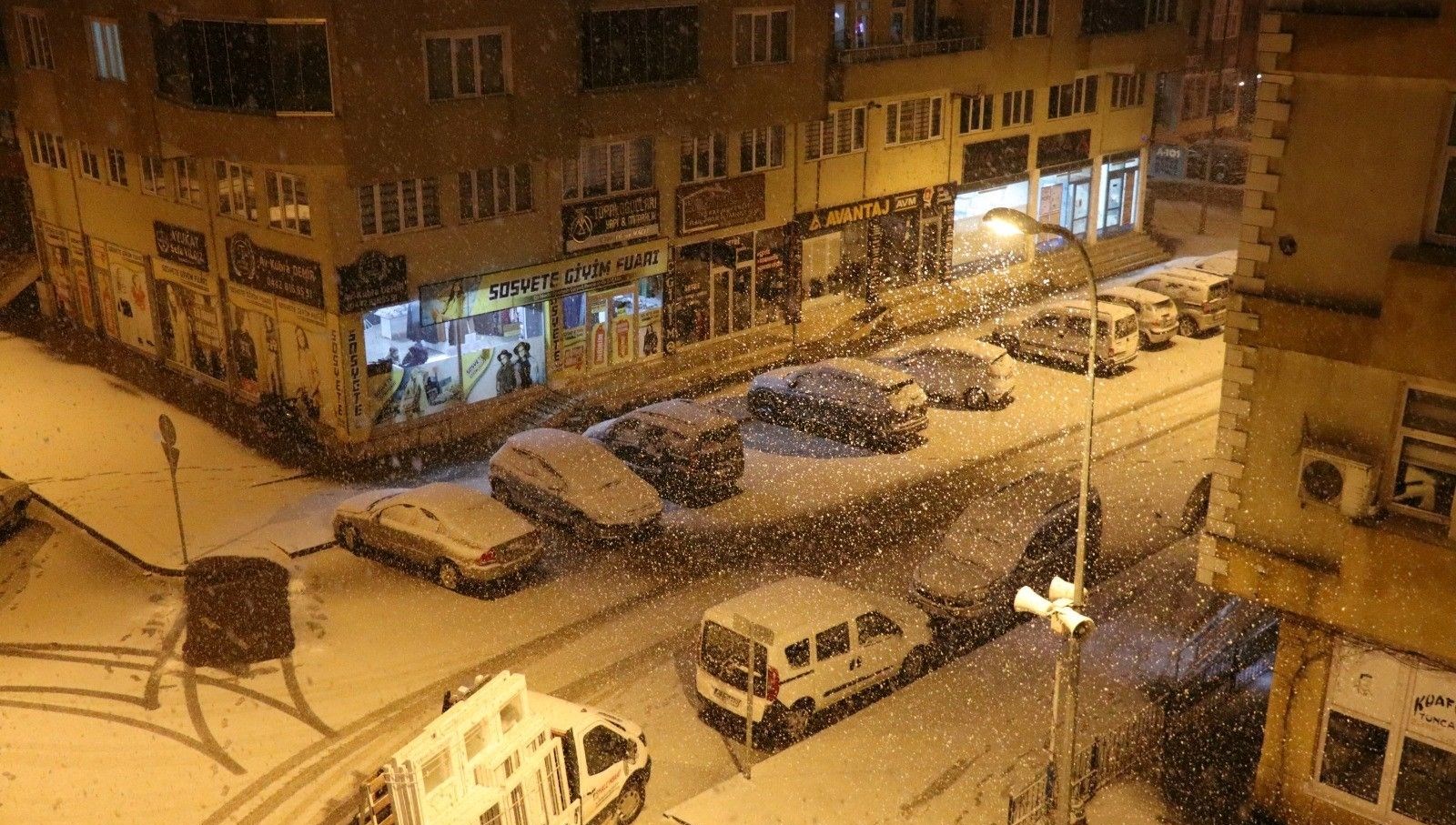 bir gunde iki mevsim yasadilar gece lapa lapa kar sabah bahar dKY6vy6s