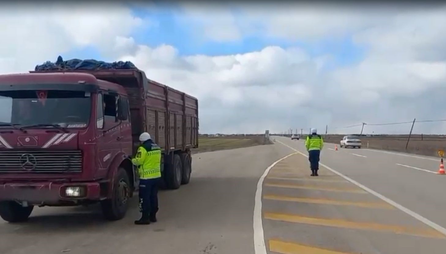 Haftalık Otomobil Denetimleri: 3,8 Milyon Araç, 566 Bin Şoför Sorgulandı 71 bir haftada 38 milyon arac denetlendi 566 bin 903 sofore surec yapildi EKuI3cG3