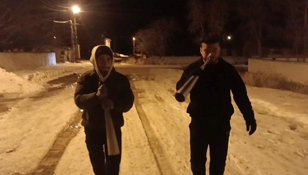 Köyün 60 Yıllık Sahur Geleneği: Borazan Sesiyle Uyanan Umutlar 71 bir koyde 60 yildir borazanla sahura kalkiyorlar eskiden askere gidecek gencler bu isi yapardi