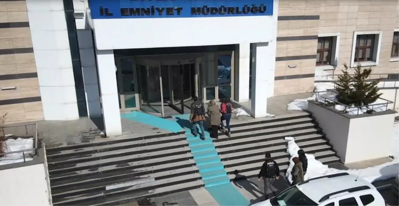 Bitlis'te Narkotik Baskını: İki Yabancı Uyruklu Gözaltında 71 bitliste 2 yabanci asilli uyusturucu ile yakalandi rRjYXbw7