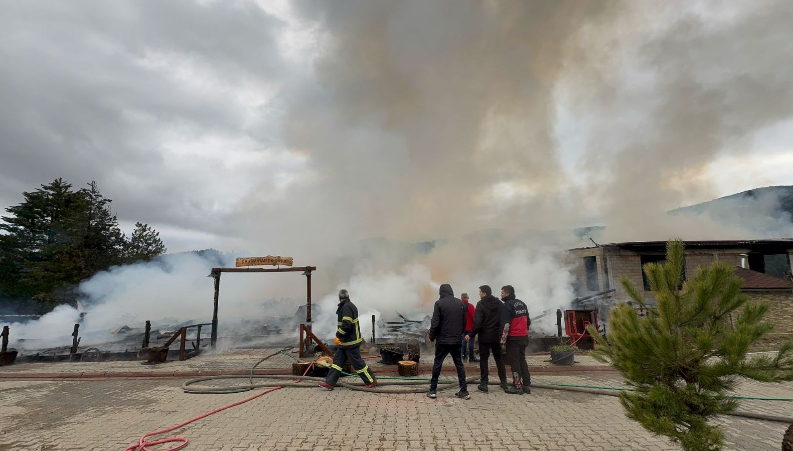 Bolu'da Alevler Yükseldi: Restoran Kül Oldu 71 boluda restoran yangini ZUigwdYb