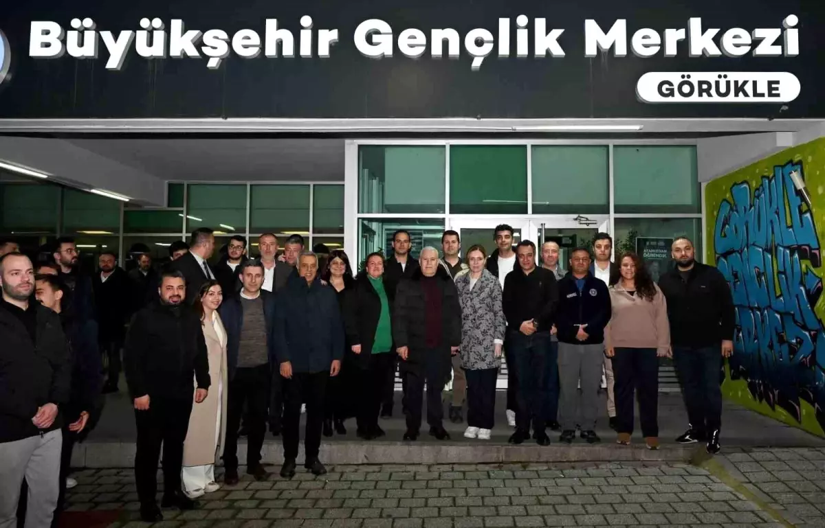 bursa buyuksehir belediye baskani bozbey genclerle sahurda bir ortaya geldi Ak3XVPl7