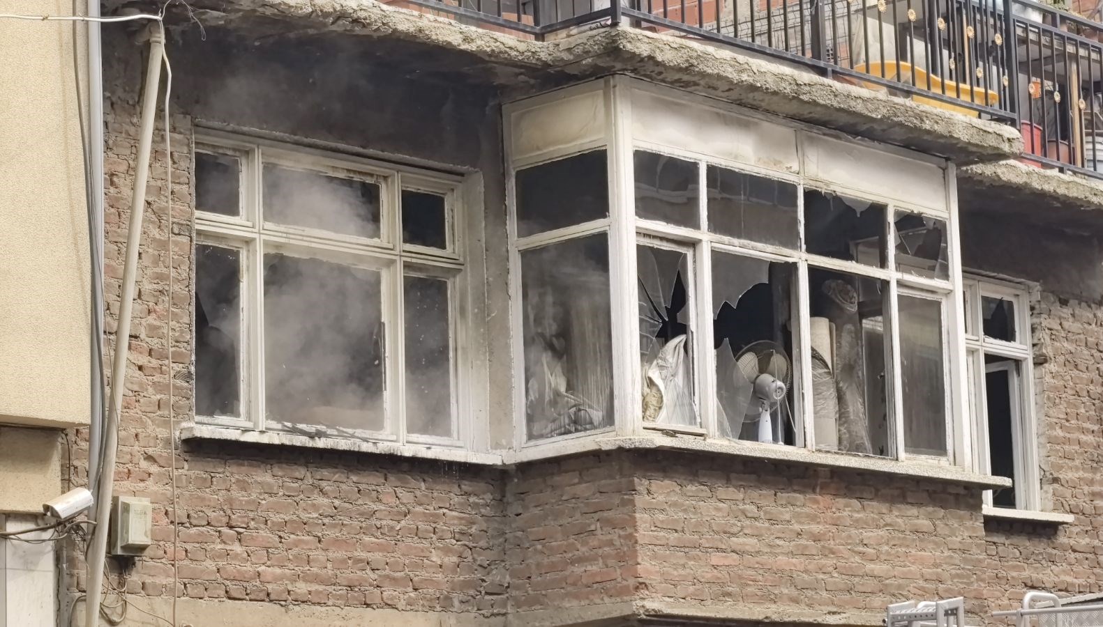 Bursa'da İki Katlı Evden Yükselen Alevler Gökyüzünü Aydınlattı 71 bursada 2 katli mesken alevlere teslim oldu