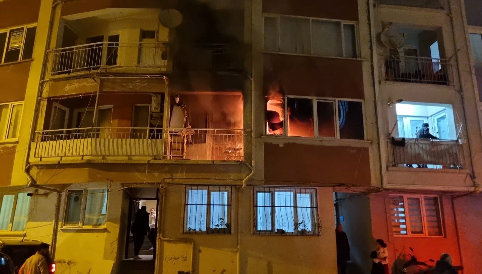 bursada yangin panigi bes kisi hastaneye kaldirildi q7iS1tOC