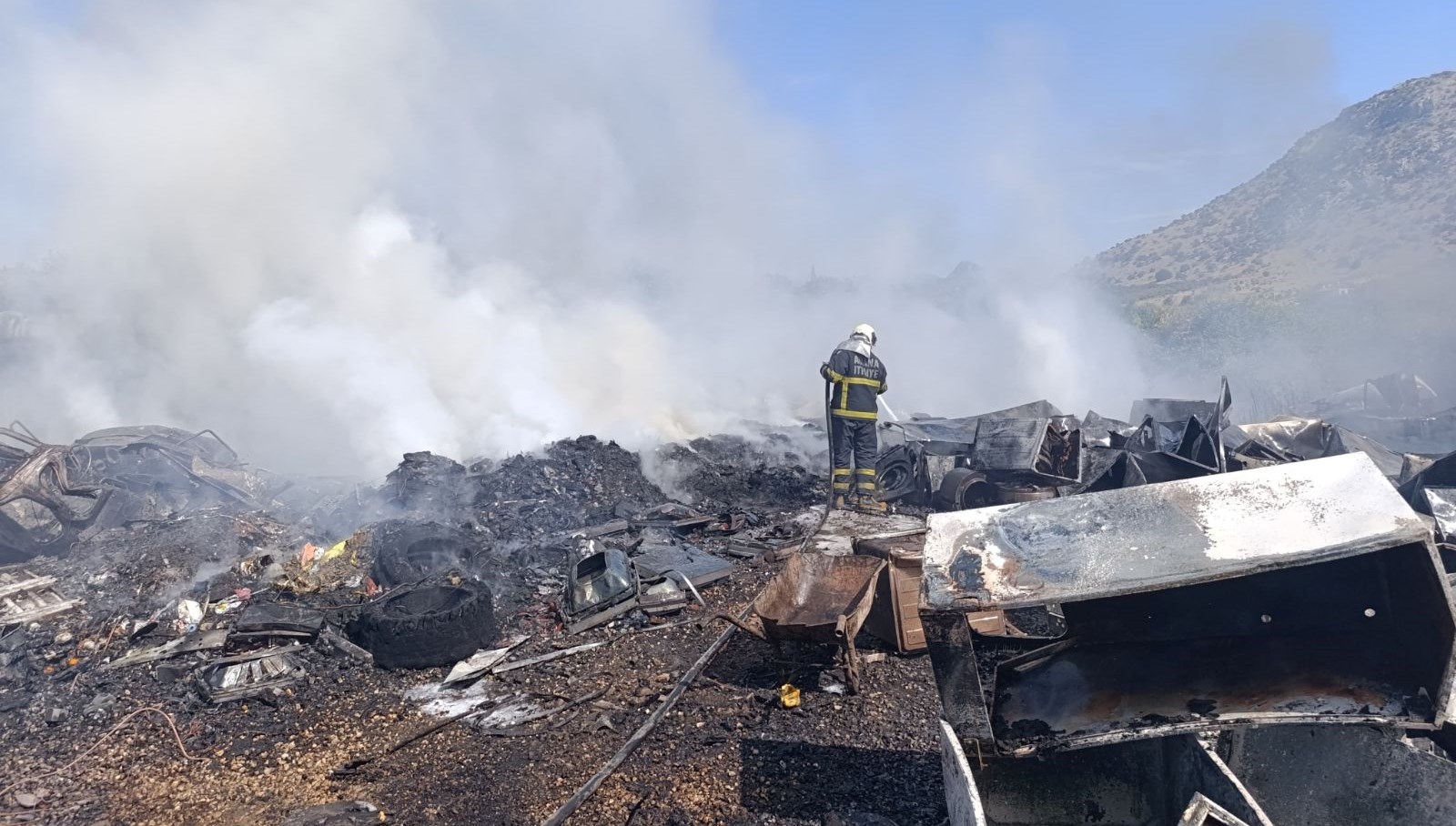 calilari yakarken hurda tesisini de yakti huwWZBDK