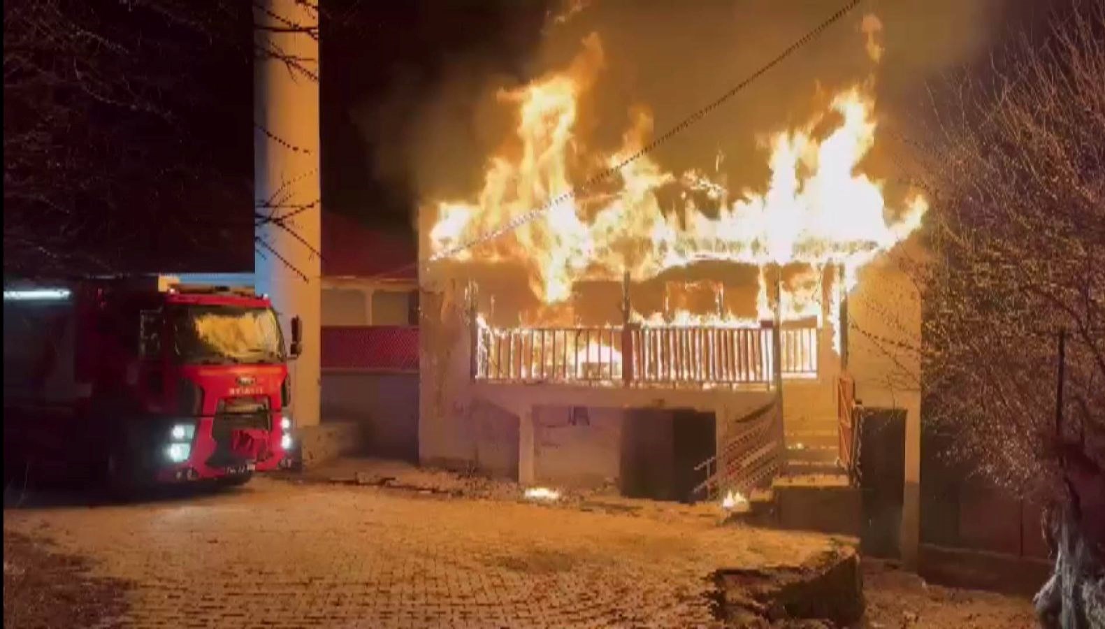 Cami Lojmanında Alevler: Korku Dolu Anlar 71 cami lojmaninda korkutan yangin jZEEONuB
