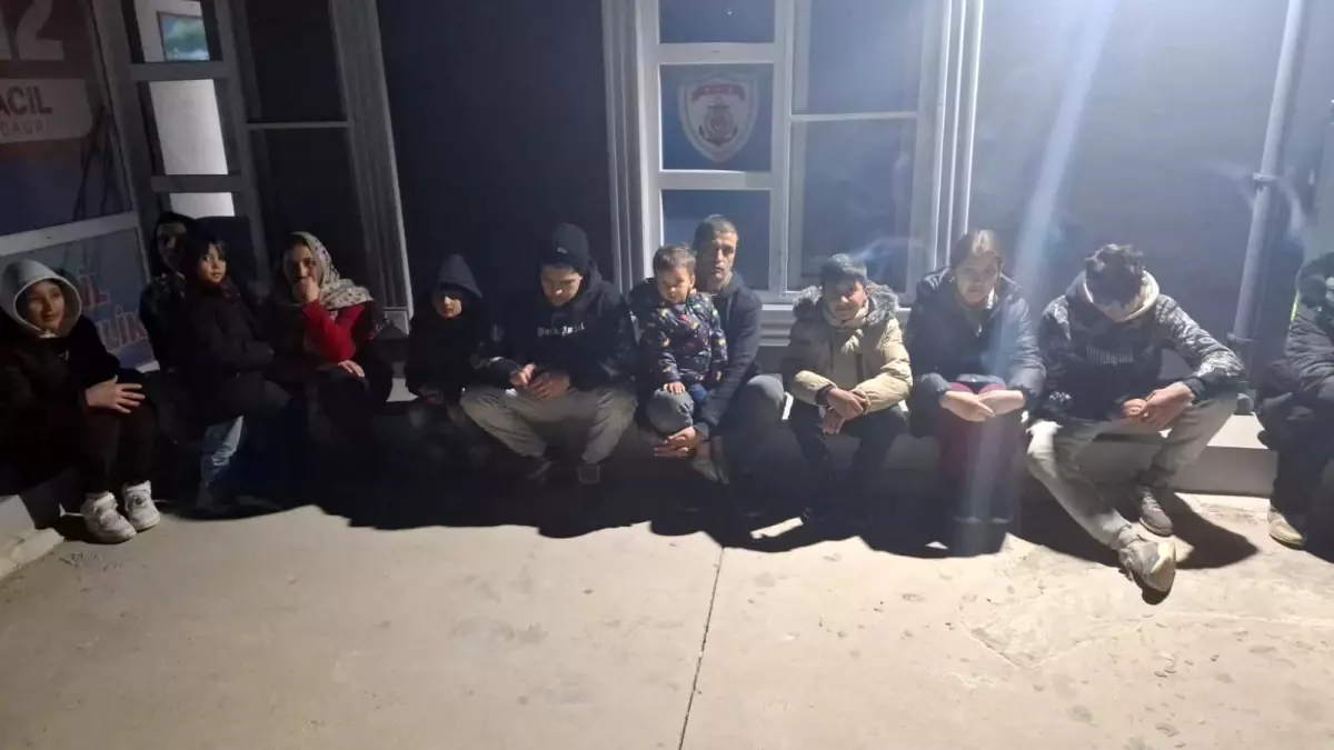 Çanakkale'de Umut Yolculuğu Hüsranla Bitti: 13 Kaçak Göçmen Yakalandı 71 canakkalede 13 kacak gocmen yakalandi Kz4DY7kq