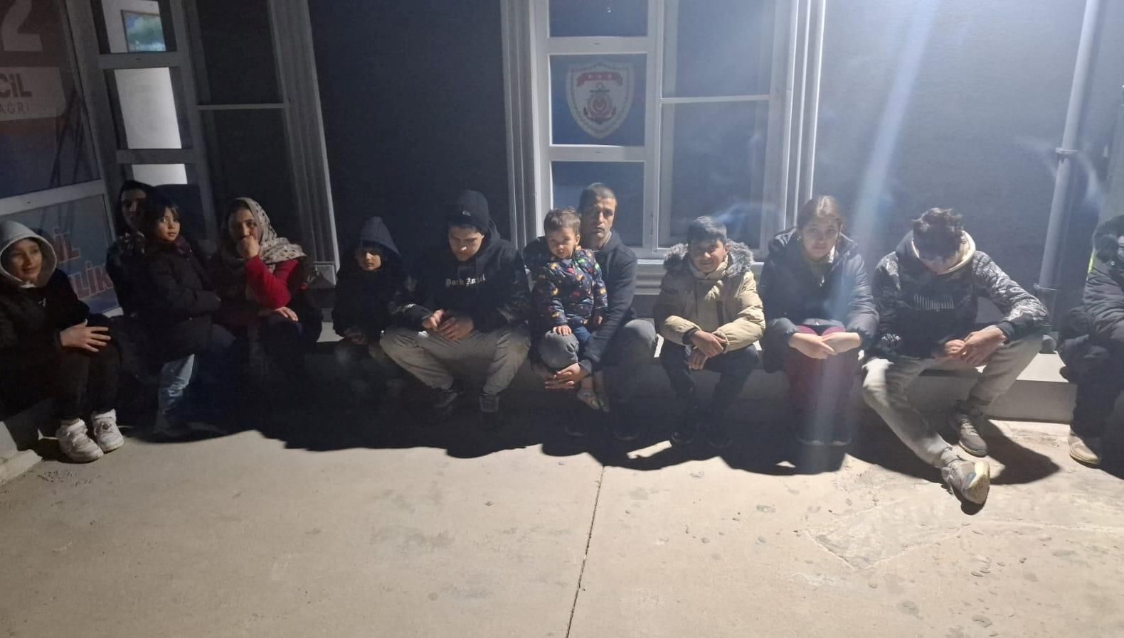 Çanakkale'de Yasadışı Göçmen Operasyonu: 13 Kişi Gözaltına Alındı 71 canakkalede 13 sistemsiz gocmen yakalandi R3MdE3du