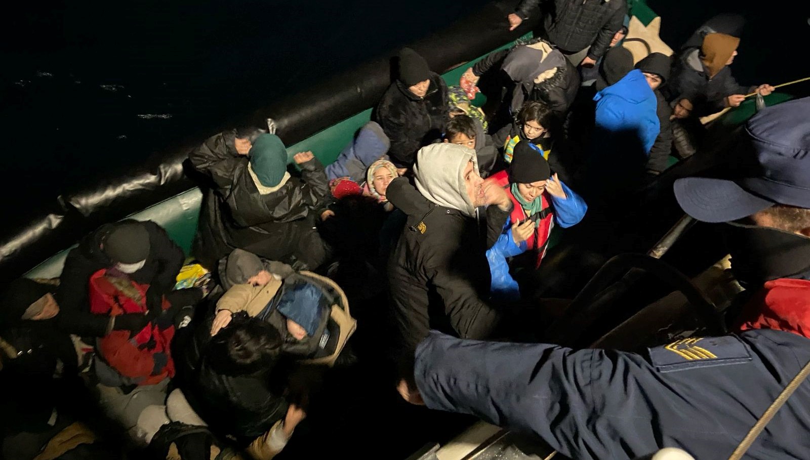 Çanakkale'de Umut Yolculuğu Hüsranla Bitti: 27 Kaçak Göçmen Yakalandı 71 canakkalede 27 kacak gocmen yakalandi cCPaesLv