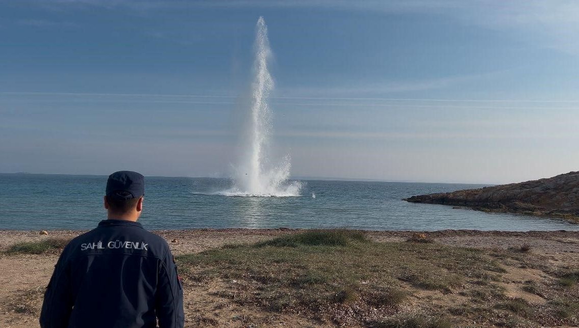 Çanakkale Boğazı'nda Gerilim: Denizdeki Mayın Korkusu Son Buldu 71 canakkalede denizde bulunan mayin imha edildi gr5c6aql
